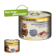 Dosen mit Katzenfutter, die als "Premiere Meat Menu" gekennzeichnet sind und eine getigerte Katze zeigen, mit Text, der "100% Frisches Fleisch" und "Neues Design - Gleiche Qualität!" hervorhebt.