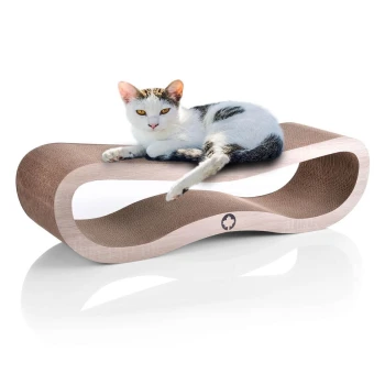 Eine entspannte Katze mit einem weißen und grauen Fell liegt auf einem stilvollen, geschwungenen Kratzbaum aus Holz und strukturiertem Material.