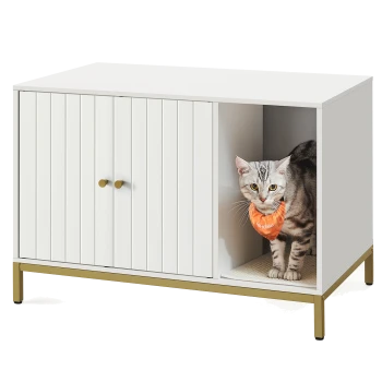 Ein stilvoller weißer Katzenkasten mit goldenen Beinen, in dem eine grau getigerte Katze mit einem orangefarbenen Halsband neugierig herausblickt.