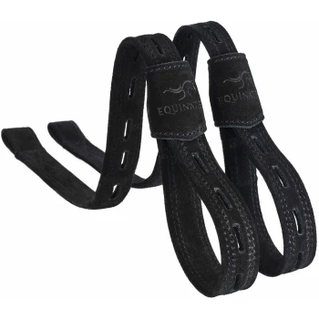 Schwarze Reitsteigbügelriemen mit einer strukturierten Oberfläche, mit dem Logo "EQUINATE" auf dem Leder geprägt.