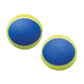 Ultra SqueakerAirBall Dwie niebieskie piłki dla psów z żółtymi filcowymi krawędziami, oznaczone 'KONG AirDog' i 'SqueakAir,' zaprojektowane do zabawy i wydawania dźwięków.