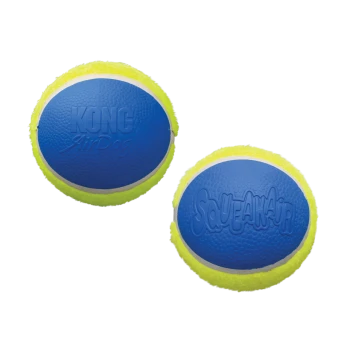 Zwei blaue Hundebälle mit gelben Filzkanten, beschriftet mit "KONG AirDog" und "SqueakAir," entworfen für Spiel und Quietschen.