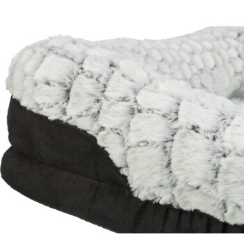 Ein gemütliches Haustierbett mit einer plüschigen, grauen Kunstfelloberfläche und einer weichen schwarzen Basis, entworfen für Komfort und Wärme.