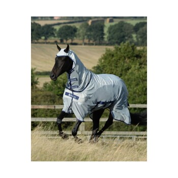Ein schwarzes Pferd trägt eine hellgraue Bucas-Fliegenhaube mit Kapuze und läuft auf einer grasbewachsenen Wiese mit einem Holzzaun und Bäumen im Hintergrund.
