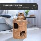Ein gemütlicher geflochtener Katzenbaum mit einer flauschigen braunen Katze oben und einer schlafenden orangefarbenen Katze innen. Text: "ZUM VERSTECKEN" und "Spiel- und Schlafplatz."