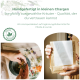 Hände halten getrocknete Kräuter über einer Schale und eine Person hält eine braune Papiertüte mit weißem Etikett, deutscher Text über handgemachte Kleinserien-Ergänzungen für Pferde und Hunde.