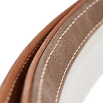 Nahaufnahme eines braunen Leder-Haustierhalsbands mit weißen Nähten, das seine weiche Textur und hochwertige Verarbeitung zeigt.