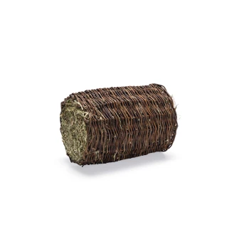 Ein gerollter, gewebter Heutunnel für kleine Haustiere, der eine natürliche braune Farbe zeigt, mit sichtbarem getrocknetem Gras, das durch die Öffnungen blitzt.