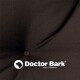 Nahaufnahme eines dunkelbraunen Haustierbettstoffs mit einem Knopfdetail, das das Logo "Doctor Bark" und den Text "MADE IN GERMANY" zeigt.