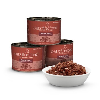 Trzy puszki karmy dla dorosłych kotów Catz Finefood Classic, Wołowina i cielęcina z morelami i ananasem, z białą miską mokrej karmy.