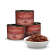 Drei Dosen Catz Finefood Classic Adult Katzenfutter, Rind & Kalb mit Aprikosen & Ananas, mit einer weißen Schale Nassfutter.