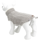 Ein plüschiger Hundemannequin, das einen weichen, gesteppten grauen Hundemantel mit hohem Kragen trägt, der ein stilvolles und gemütliches Design zeigt.