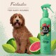 Ein flauschiger brauner Hund sitzt neben einer grünen Flasche Pet Head Furtastic Knot Detangler Spray, beschriftet mit "Wassermelone" und Sheabutter.