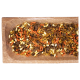 Ein Holztablett, gefüllt mit einer bunten Mischung aus Haustierfutter, einschließlich kleinen Kroketten, orangefarbenen und gelben Pellets sowie Insektenprotein.