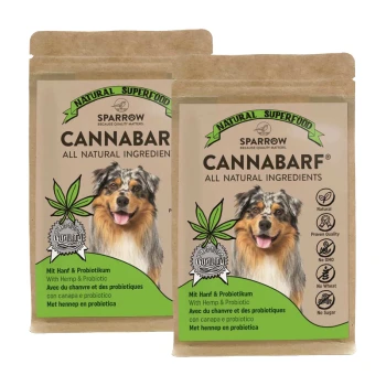 Deux sacs de nourriture pour chiens Sparrow Cannabar, avec un chien souriant et le texte : "Ingrédients 100% naturels," "Avec du chanvre et des probiotiques," "Sans sucre."