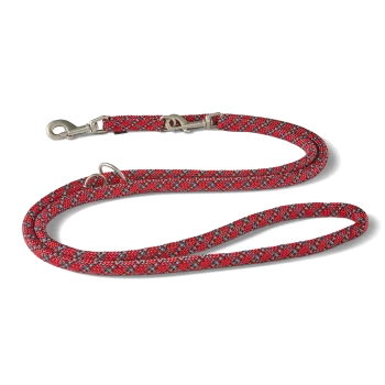 Rote geflochtene Hundeleine aus Seil mit silbernem Karabiner, zwei Metall-D-Ringen und Schlaufengriff vor weißem Hintergrund.