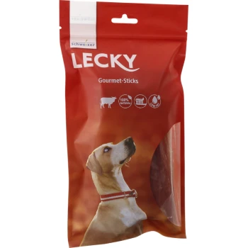 Un emballage rouge de LECKY Gourmet-Sticks pour chiens avec un chien regardant vers le haut, avec des icônes indiquant des ingrédients 100% naturels et de la graisse de vache.