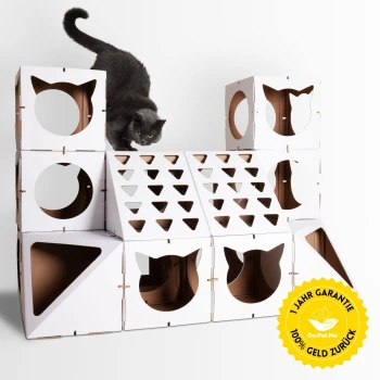 Katzenhaus The Royal Castle Weiß Eine graue Katze erkundet ein weißes Pappspielhaus für Katzen mit Ausschnitten und einem gelben Abzeichen, das "1 Jahr Garantie 100% Geld zurück" liest.