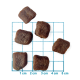Sechs braune quadratische Krokettenstücke auf blauem 5‑cm‑Raster mit Maßangaben '1 cm 2 cm 3 cm 4 cm 5 cm'.