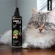 Eine flauschige grau-weiße Katze sitzt neben einer Flasche ALPHAZOO Beauty Haustierpflege-Spray, beschriftet "Fellliebe Pflege" mit Mandel und Aloe Vera.