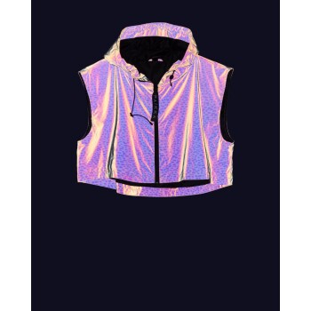 Eine glänzende, schillernde ärmellose Jacke mit Kapuze, mit einem Frontreißverschluss und dem Markennamen "PAIKKA" an der Seite.