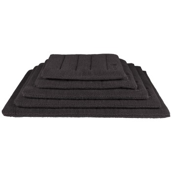 Stapel von vier weichen, dunkelgrauen Haustierdecken, die in absteigender Größe angeordnet sind und ihre plüschige Textur zeigen.