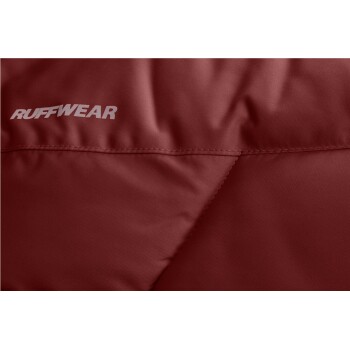 Nahaufnahme einer roten Hundejacke mit dem 'RUFFWEAR'-Logo in Weiß auf dem Stoff.