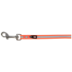 Helle orangefarbene Hundeleine mit reflektierenden Streifen und einem Metallclip, mit einem kleinen Trixie-Logo in der Nähe des Griffs.