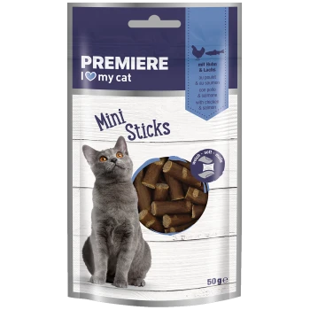 PREMIERE I love my cat Mini Sticks kattensnacks met kip & zalm, zachte textuur, 50g verpakking met afbeelding van een grijze kat.