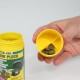 Eine Hand hält einen gelben Behälter mit Fischfutterwafern, neben einem offenen gelben Glas mit der Aufschrift 'JBL Novo Pleco' und Nährwertangaben.
