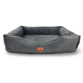 orthopädisches Hundebett Lina extra weich Graues, rechteckiges Plüsch-Haustierbett mit erhöhten Randpolstern und vorderer Vertiefung, braunes Lederetikett mit der Aufschrift PETLIVING (Ort zum Wohlfühlen).