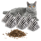 Eine graue Katze mit leuchtend orangefarbenen Augen liegt neben fünf gestreiften Katzenminzkissen und einem Haufen getrockneter Katzenminze.
