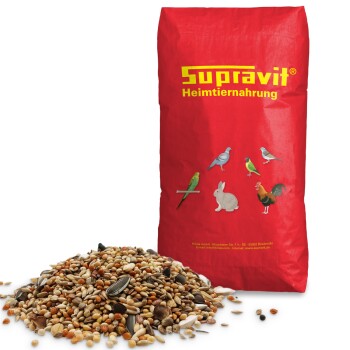 Roter Supravit Heimtiernahrung Futterbeutel mit Illustrationen von Vögeln, einem Kaninchen und einem Hahn neben einem Haufen gemischter Samen.