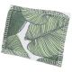 Une couverture pour animaux de compagnie avec un motif de feuilles vertes et des coutures blanches le long des bords.