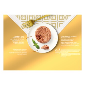 GOURMET™ Gold Haustierfutter auf einem weißen Teller mit einer Gabel, mit einer runden Portion Fleisch und frischem Basilikum, vor einem goldenen Hintergrund.