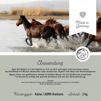 Galoppierende braune Pferde im flachen Wasser mit einem Produktetikett darunter, das "Hergestellt in Deutschland" und Anwendungshinweise für einen 2 kg Artikel zeigt.