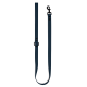 Eine schlanke, dunkelblaue Hundeleine mit einem schwarzen Metallclip und zwei verstellbaren Löchern zur Größenanpassung, auf einem weißen Hintergrund präsentiert.