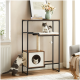 Ein stilvoller Katzenbaum mit einer Holzoberfläche, mit zwei verspielten Katzen – eine auf dem oberen Regal und eine, die aus einem würfelförmigen Versteck darunter hervorschaut.