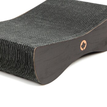 Ein dunkelgrauer Kratzbaum für Katzen mit geschwungenem Design und strukturiertem Oberflächen, mit einem Holzsockel und einem kleinen Ahornblatt-Logo.