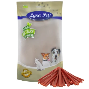 Fünf Tüten Lyra Pet natürliche Hundeleckerlis werden präsentiert, mit einem Haufen roter Leckerlis davor.
