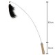 Ein Katzen-Spielzeugstab mit einem langen, flexiblen Draht und einem schwarzen Fell-Pompon am Ende, 80 cm lang und 10 cm breit.