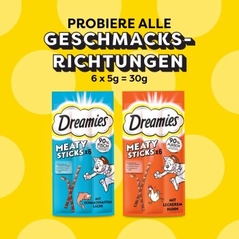 Zwei Dreamies Meaty Sticks Verpackungen für Katzen: blaue Lachs- und orange Hähnchenverpackung, auf einem gelben Punktmuster-Hintergrund mit Text.