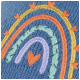 Kleurrijk geborduurd regenboogontwerp met harten op een blauwe stofachtergrond.