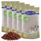 Fünf Säcke Lyra Pet Natur-Haustierfutter, mit einem Haufen brauner, würfelförmiger Leckereien davor. Jeder Sack zeigt ein Logo und Ansprüche auf Premium-Qualität.