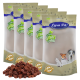 Fünf Säcke Lyra Pet Natur-Haustierfutter, mit einem Haufen brauner, würfelförmiger Leckereien davor. Jeder Sack zeigt ein Logo und Ansprüche auf Premium-Qualität.