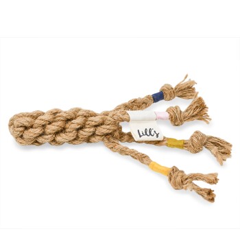 Ein geflochtenes Seilspielzeug für Haustiere, mit drei bunten Quasten in Blau, Pink und Gelb, mit einem Etikett, das "Lill's" liest.