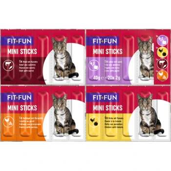 Quatre emballages de bâtonnets Mini FIT+FUN pour chats, avec les saveurs : Bœuf & Carotte, Foie & Pomme, Volaille & Persil, Poulet & Tomate.