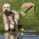 Lockiger Hund auf Gras neben einer Pfütze mit schwarzer Leine; Einsatz zeigt Hände, die die Leine abwischen. Text: SCHMUTZABWEISEND, EINFACH ZU REINIGEN
