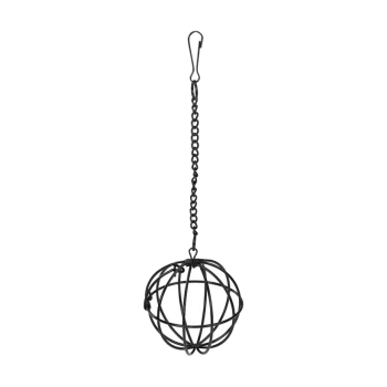 Zwarte metalen vogelvoeder in een sferisch ontwerp, opgehangen aan een ketting met een haak voor gemakkelijke ophang.