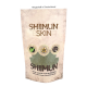 Eine Packung des Haustier-Nahrungsergänzungsmittels "Shiimun Skin", mit erdigen Tönen und Illustrationen von natürlichen Zutaten, mit Text in Deutsch und Englisch.